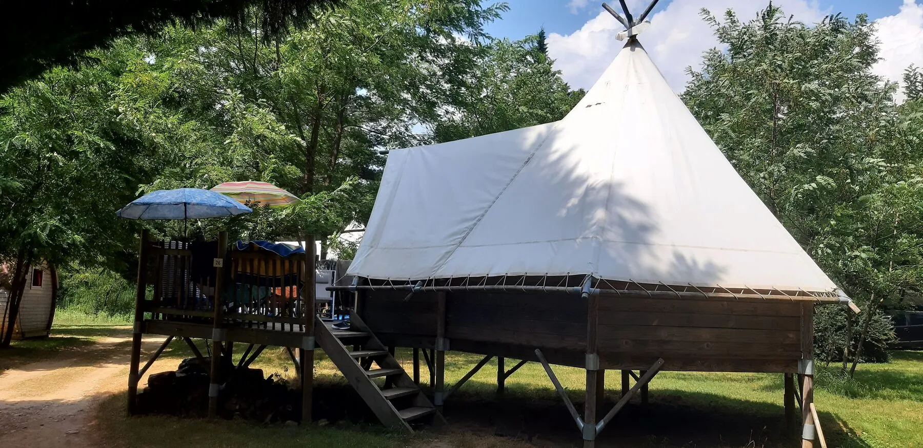 Die Tipi-Hütte und ihre Terrasse
