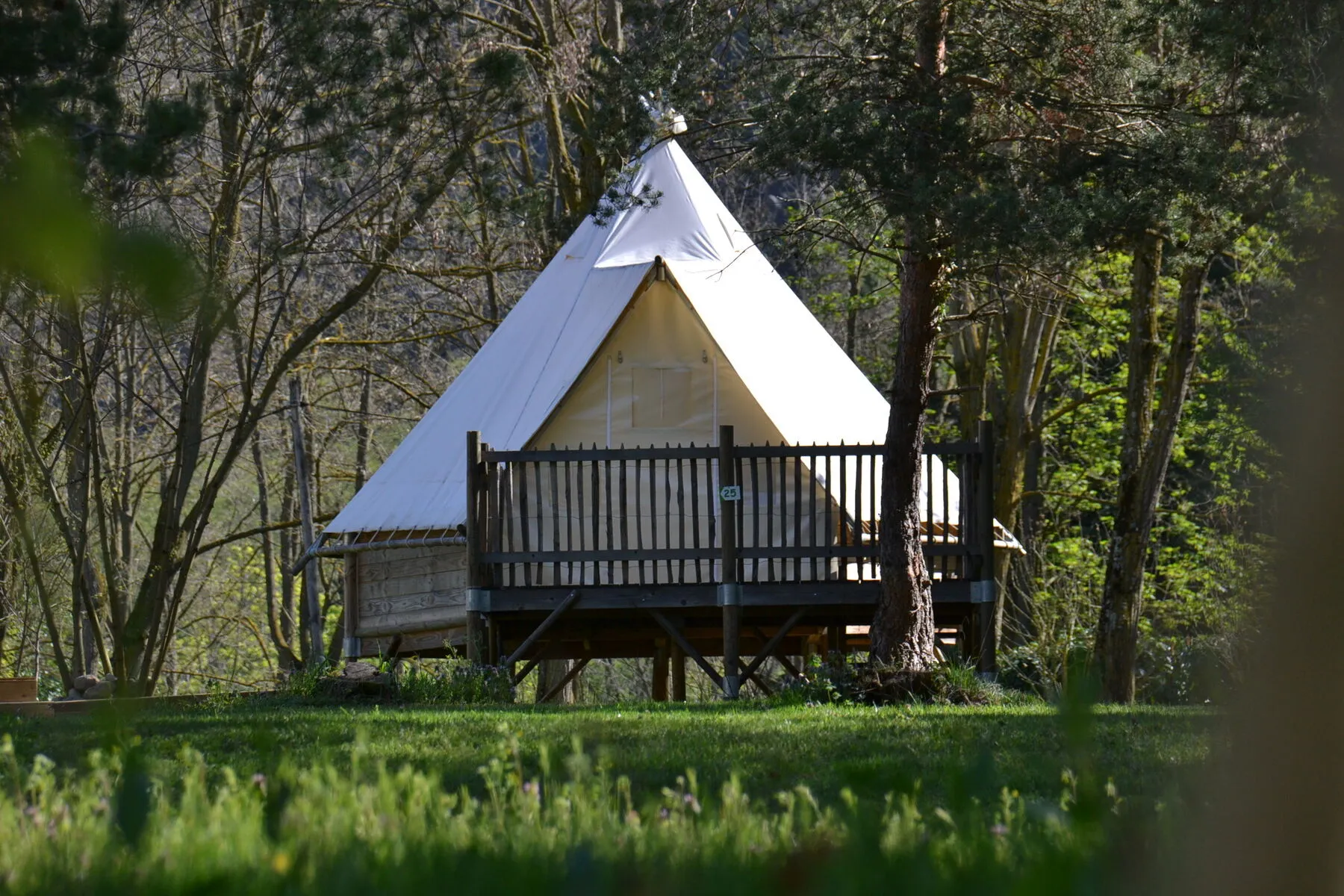 Eine Tipi-Hütte in ihrer natürlichen Umgebung