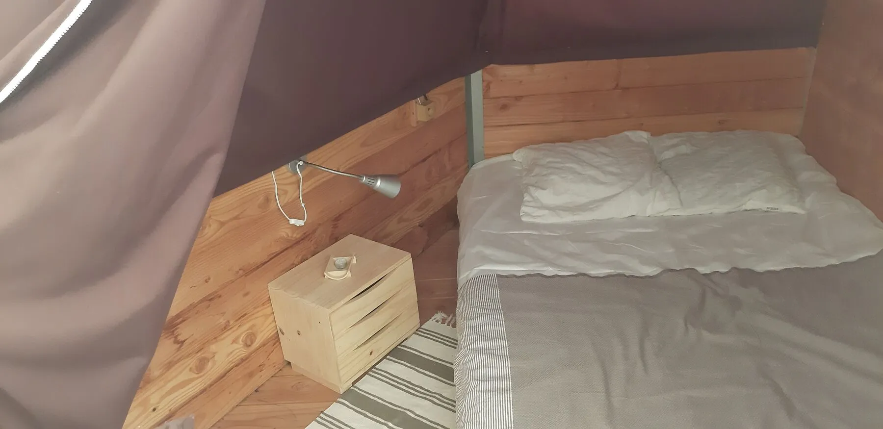 Das Elternschlafzimmer einer Tipi-Hütte