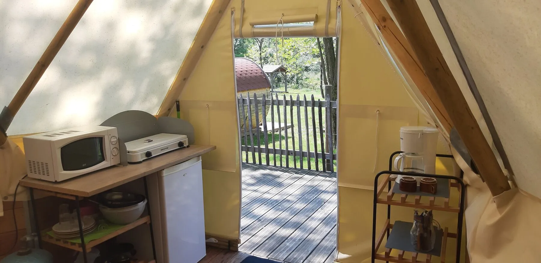 Die Küchenecke einer Tipi-Hütte