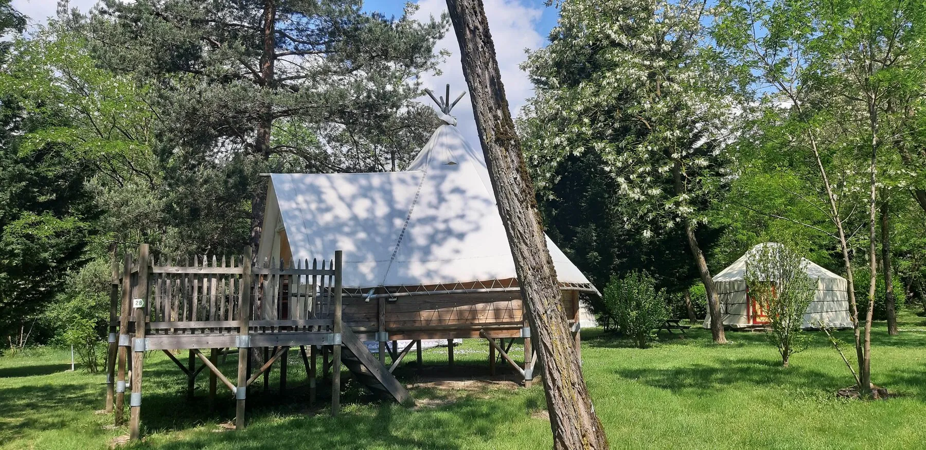 Die beiden Tipi-Hütten des Campingplatzes