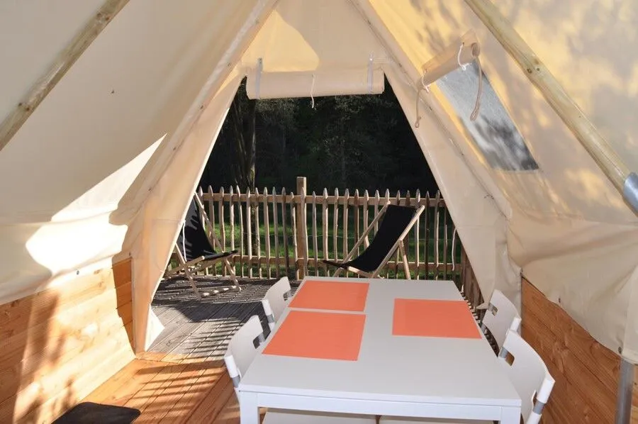 Das Innere einer Tipi-Hütte