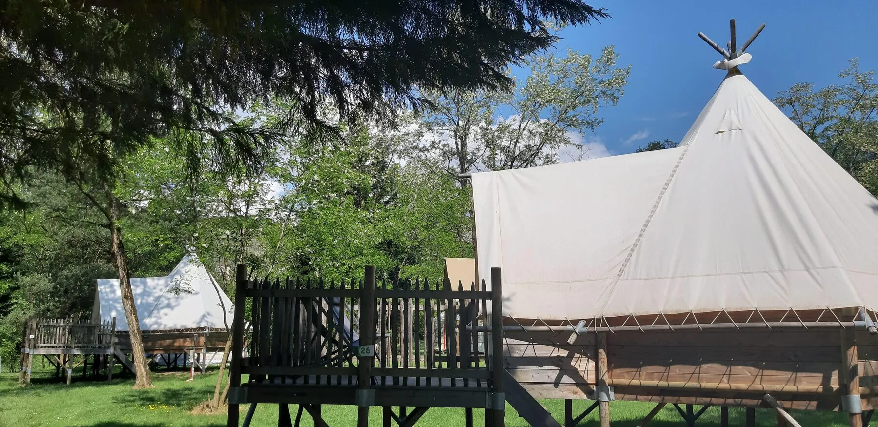 Eine Tipi-Hütte und ihre Holzterrasse