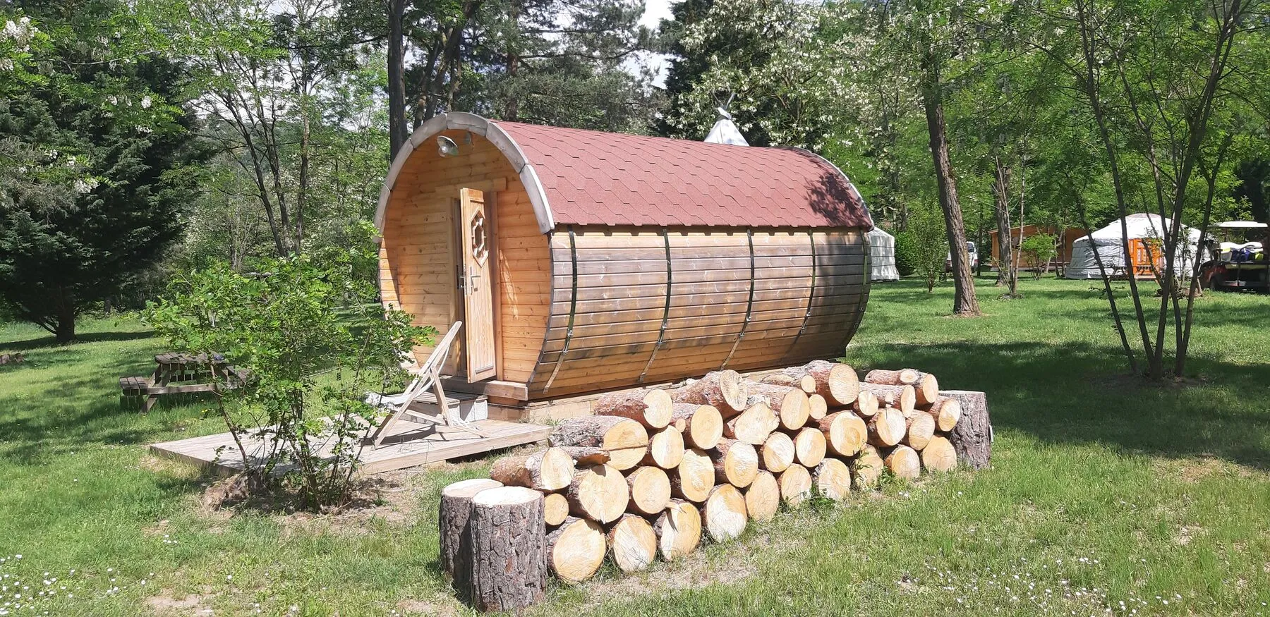 Das Fass, eine Holzhütte in Form eines Weinfasses