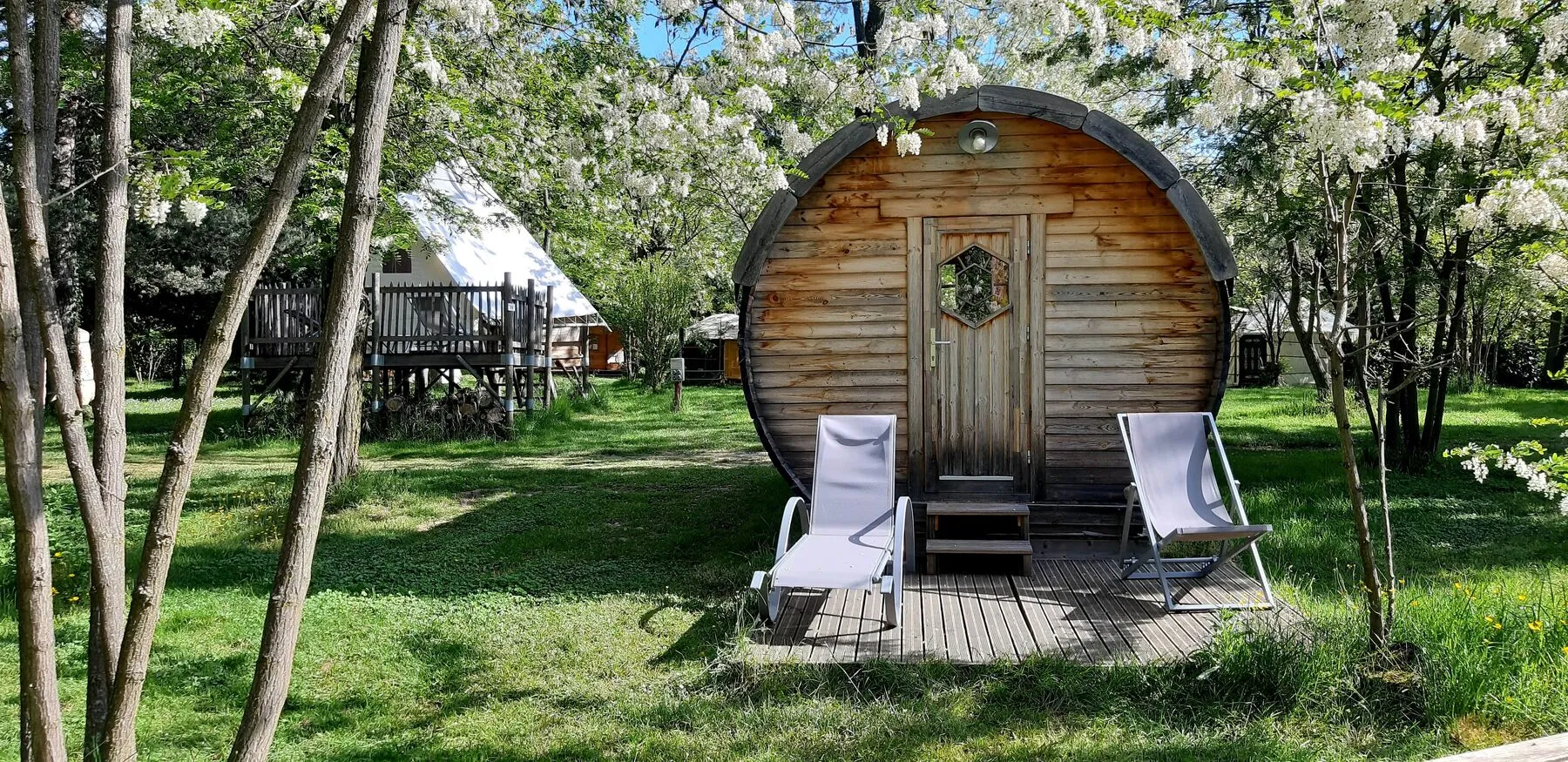 Das Fass und die benachbarte Tipi-Hütte