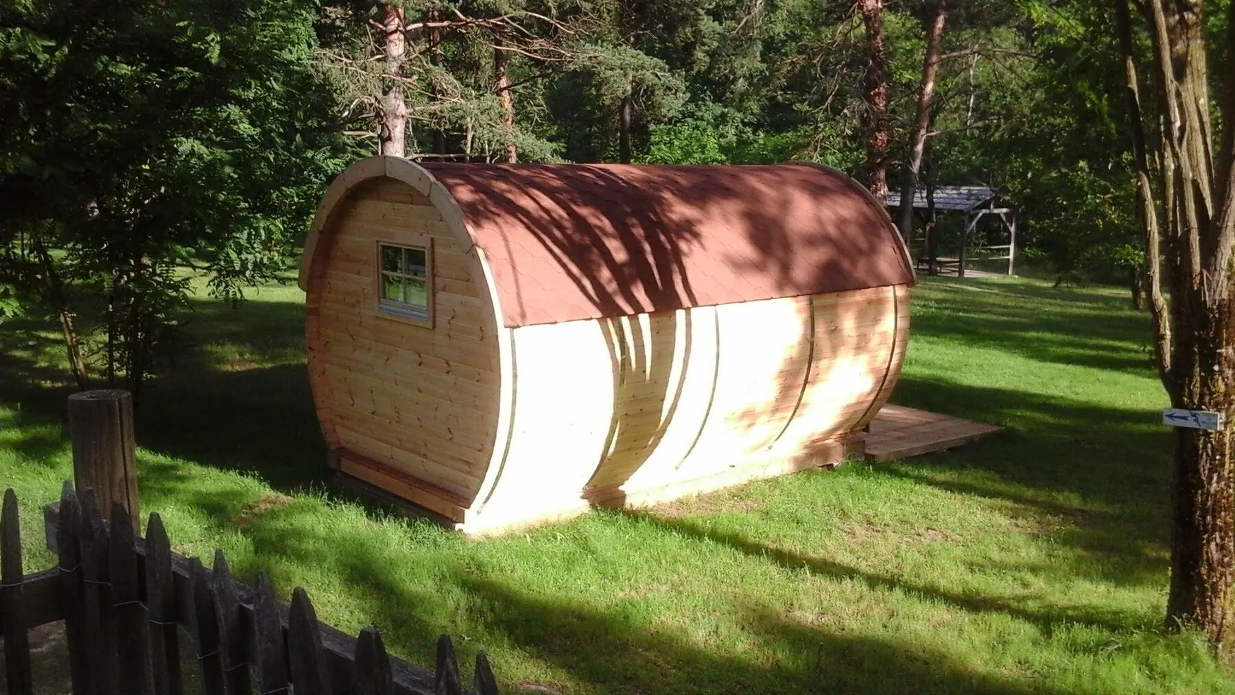 Das Fass auf der Wiese des Campingplatzes