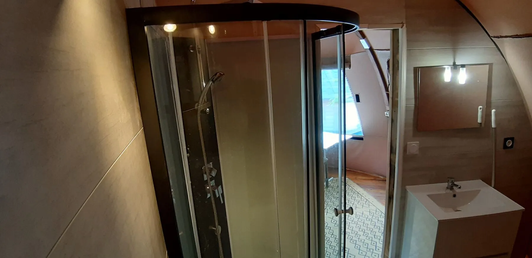 Die Dusche der Wigwam-Kuppel