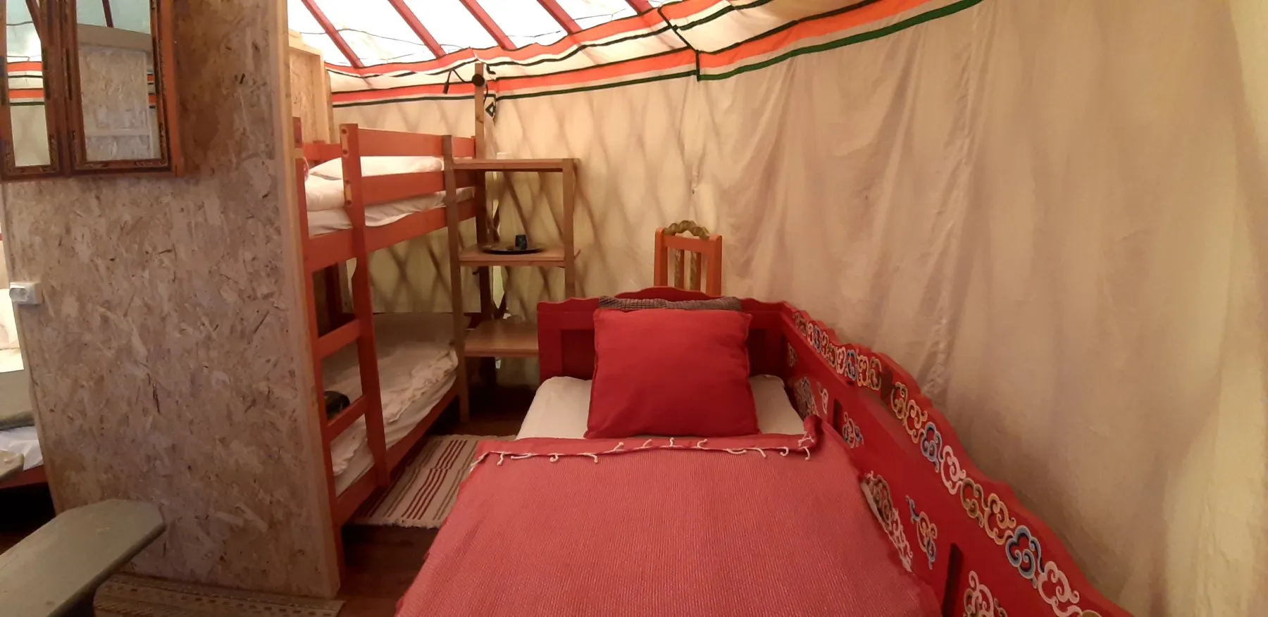 Das zweite Schlafzimmer der Familienjurte mit Etagenbett und Sofa