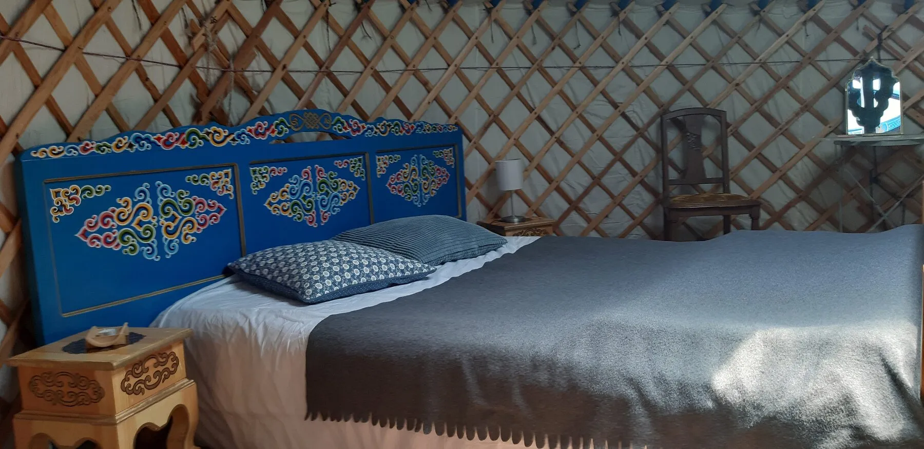 Das Bett der Jurte Nr. 29 und sein bemaltes Kopfteil