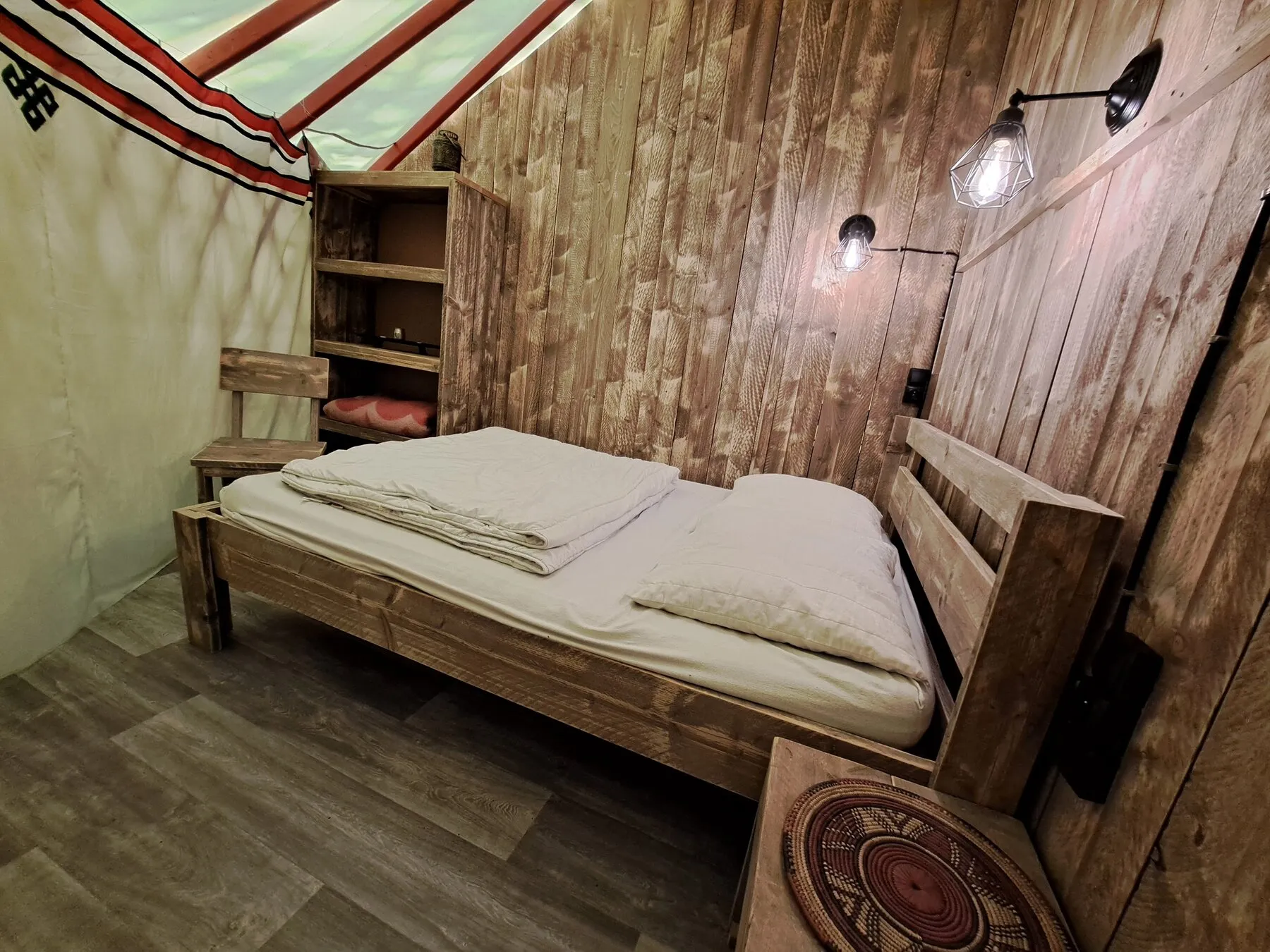 Der hölzerne Schlafplatz der WOOD-Jurte Nr. 15