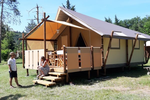 jungle-lodge-camping-le-viaduc-min48772C75-65B0-37E3-6F7E-3CF6C5D53A7B.jpg