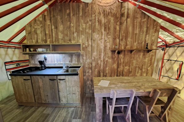 yourte15-camping-le-viaduc-coin-repas-min06FCA52B-62AD-3D31-BC2F-2CEB36C5C6D1.jpg